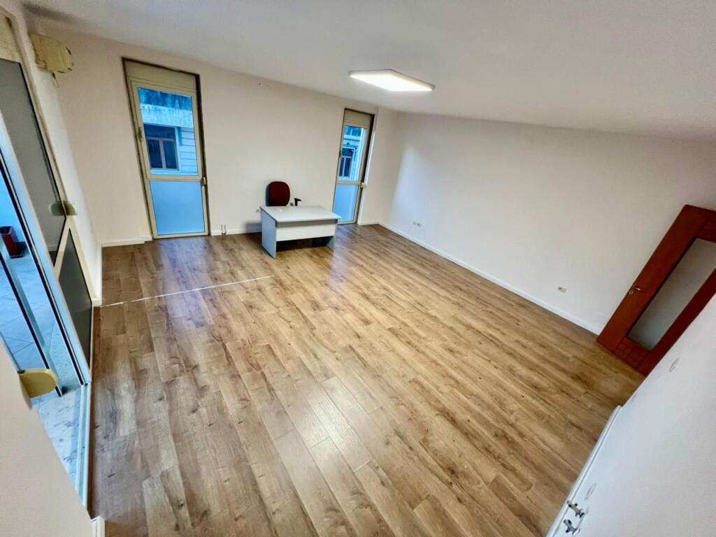 QIRA, ZYRË - 85 m2 te RRUGA KAVAJËS‼️