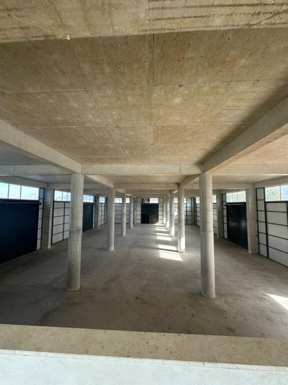 🏭 Jepet me Qira 2200m² Godinë 2-Katëshe – Pranë Top Channel