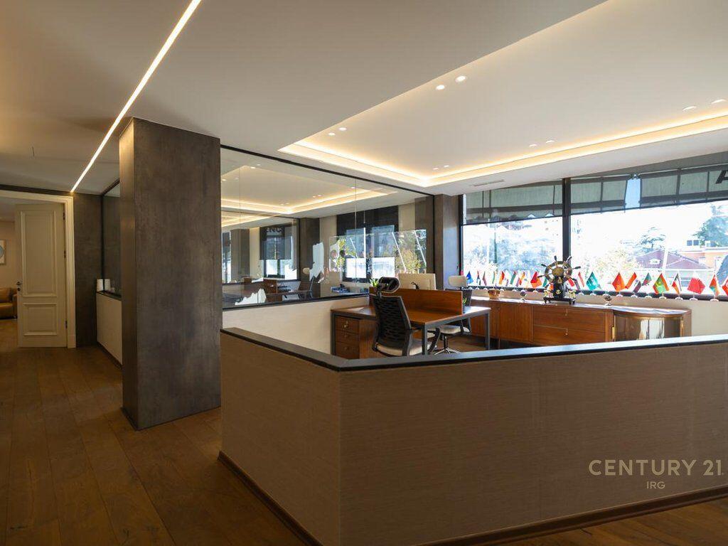 Shitet zyrë moderne në qendër të Bllokut