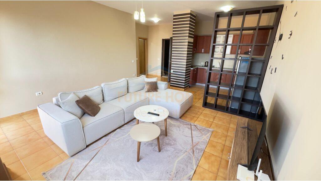 Shitet Apartament 1+1+Post Parkimi, Rruga e Barrikadave