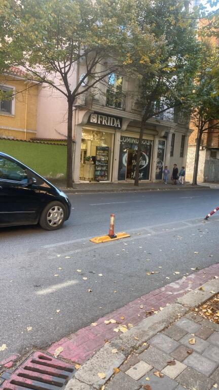 Jepet me qera 2+1 kat 2 vile rruga Qemal Stafa mobiluar 500 eu