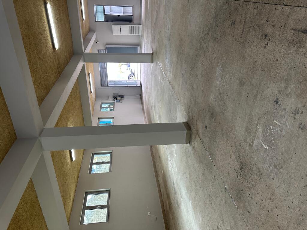 Commercial space for rent by the roadside – 300 m² – Vaqarr 2,000 € /Month