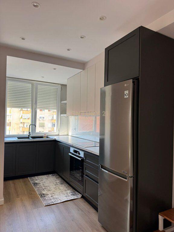 🏢 Apartament 2+1+2 me Parkim – Ish Tregu Elektrik, Pranë Shkollës së Baletit