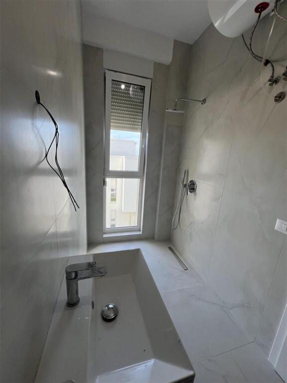 AMBIENT BIZNESI ME QERA 200 M2 FARKE I 1400 EURO