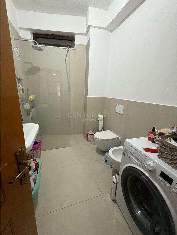 Jepet me qira Apartament 2+1 te Shkolla e Kuqe!!! 570 € /Muaj