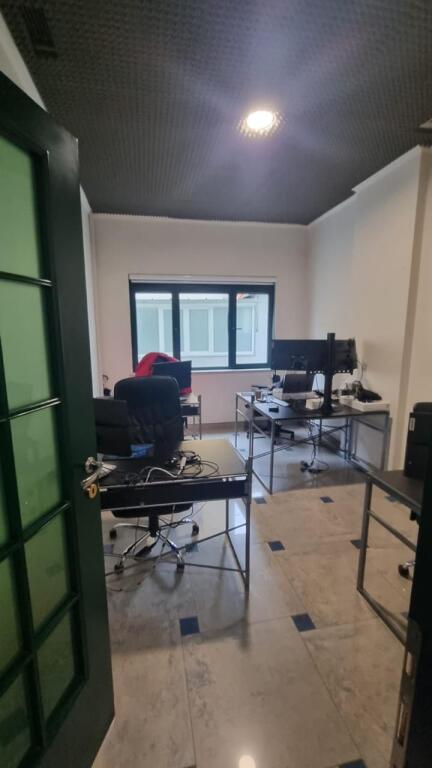 🏢 Ambient Biznesi për Shitje – Sheshi Wilson, Tiranë