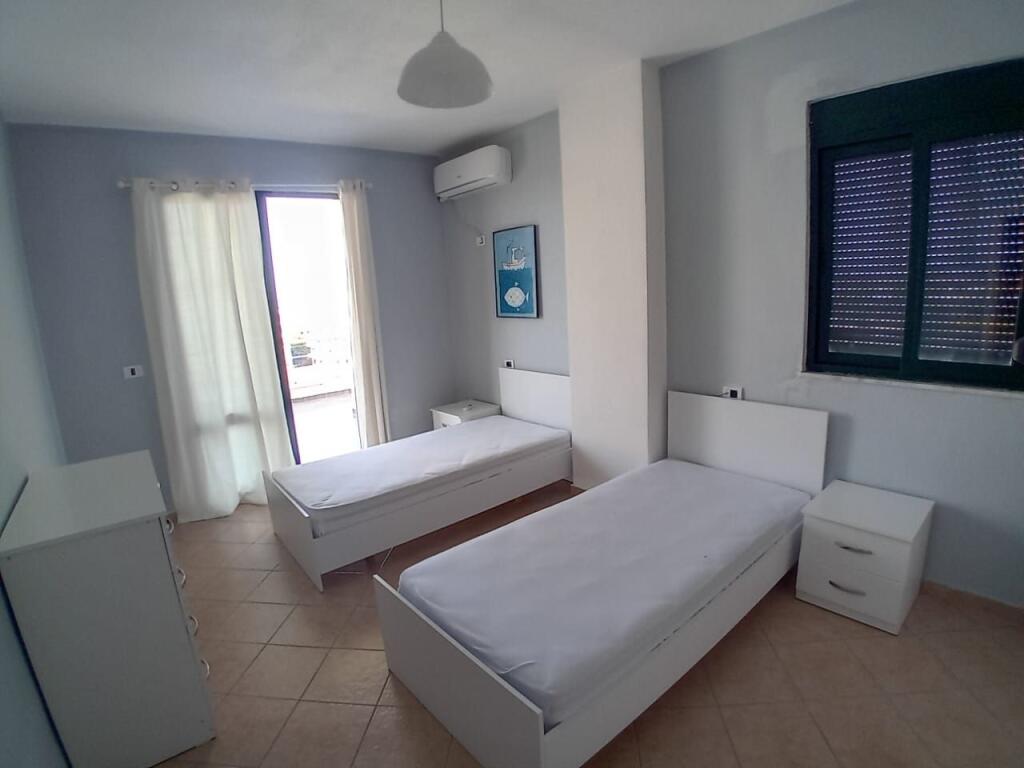 Jepet me qira apartament 2+1 ne plazh te rrote kuqe  