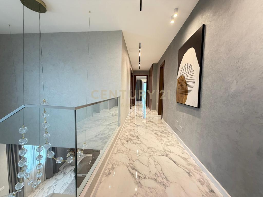 Duplex luksoz 221 m² + parkim te mbyllur te "Square 21", Tiranë
