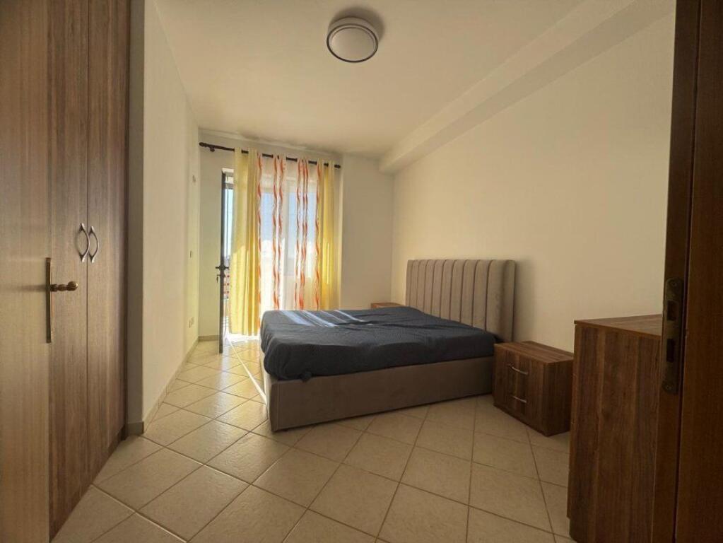 Jepet me qera apartament 2+1, Astir Prane bar artistit  