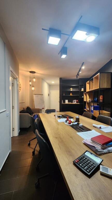 🏢 Ambient Zyre 2+1+2 për Qira – Pranë Liqenit, Tiranë