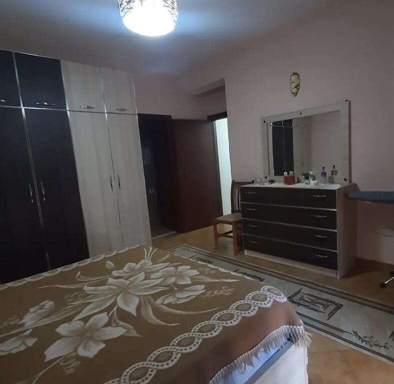 Jepet apartament 2+1+2 me qira tek Komuna e Parisit
