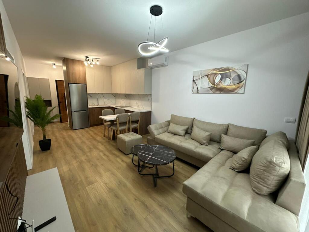 Apartament me qira – Qendra e Tiranës (Zogu i Zi) 2+1 | 77 m² | Kati 8 | Pallat i ri me ashensor E mobiluar plotësisht, jepet për herë të parë Vendndodhje perfekte pranë Ring Center  Çmimi: 1000€ / muaj Preferohen çifte