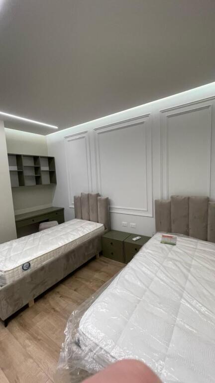 🏢Tek Liqeni i Thate,prane Bar Sereno jepet me qera apartament 2+1+2+post parkimi ,i sapo mobiluar 1,500 €