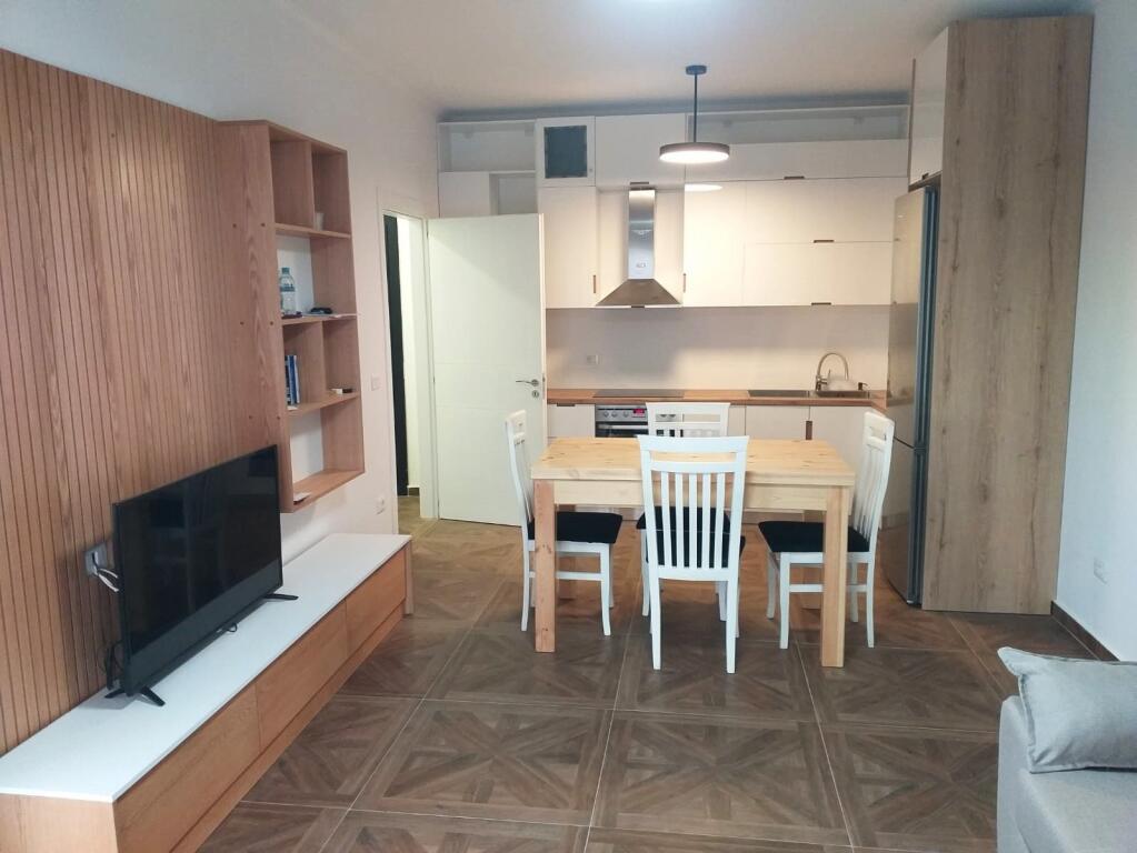🏢In the 5 Maj area near the “Tirana Jone” School, a 1+1 furnished apartment is for rent. 45,000 Leke