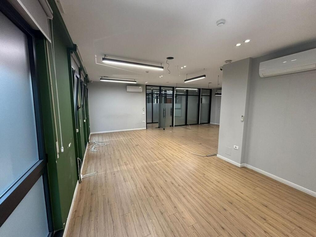 AFFITTASI Locale Commerciale  📍Centro, vicino al Liceo Sami Frasheri📐Sup: 315M2 Lordi 💶4000€ Netto 🏢Piano: 2 Nuovo edificio