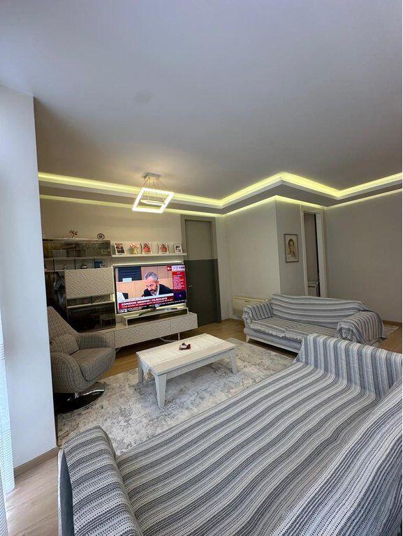 Disponiamo di un appartamento 2+1+2 in vendita, nel Complesso "Kika 2", Comune di Parigi, Tirana.