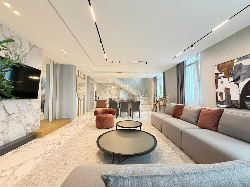 Luxurious duplex 221 m² + closed parking at "Square 21", Tirana