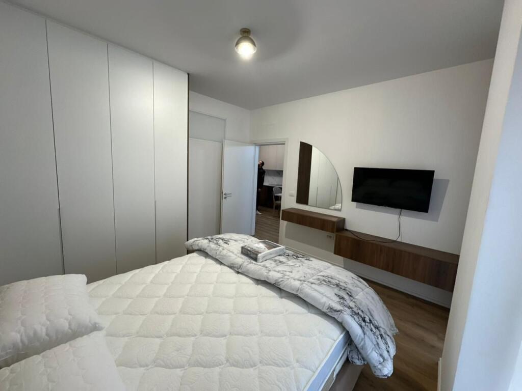 Apartament me qira – Qendra e Tiranës (Zogu i Zi) 2+1 | 77 m² | Kati 8 | Pallat i ri me ashensor E mobiluar plotësisht, jepet për herë të parë Vendndodhje perfekte pranë Ring Center  Çmimi: 1000€ / muaj Preferohen çifte