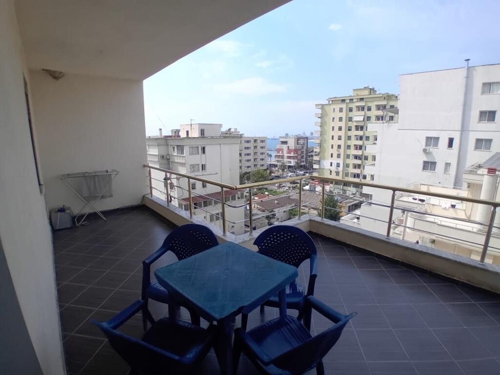 Jepet me qira apartament 2+1 ne plazh te rrote kuqe  