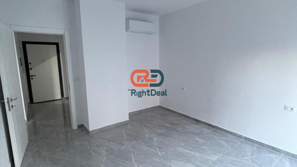 Tek Kompleksi Jolla Ne Astir, Jepet Me Qira Apartament 1+1, Per Banim Ose Per Zyra!!!