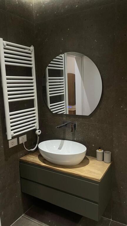 🏢Tek Liqeni i Thate,prane Bar Sereno jepet me qera apartament 2+1+2+post parkimi ,i sapo mobiluar 1,500 €