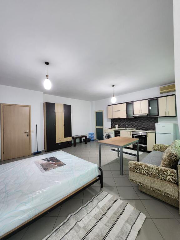 🏢Ne zonen e Rruges se Durresit prane Bllokut te Ambasadave jepet me qera garsoniere 45m2,e mobiluar. 35,000 Leke