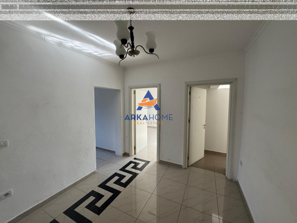 JEPET ZYRE ME QERA 100M2 "RRUGA MINE PEZA" 800 EURO