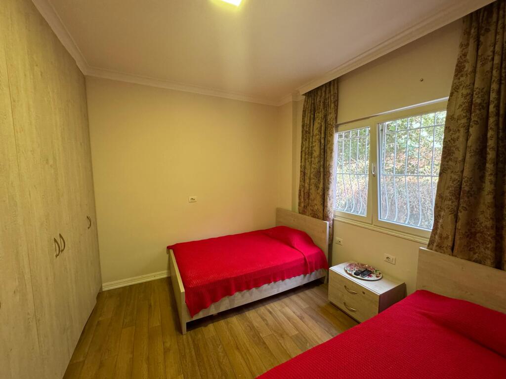 JAPIM ME QIRA APARTAMENT MODERN 2+1 ME POST PARKIMI TEK LIQENI I THATE