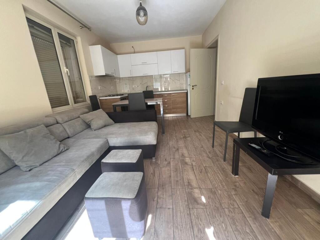 APARTAMENT 2+1 ME QIRA TE ZOGU I ZI