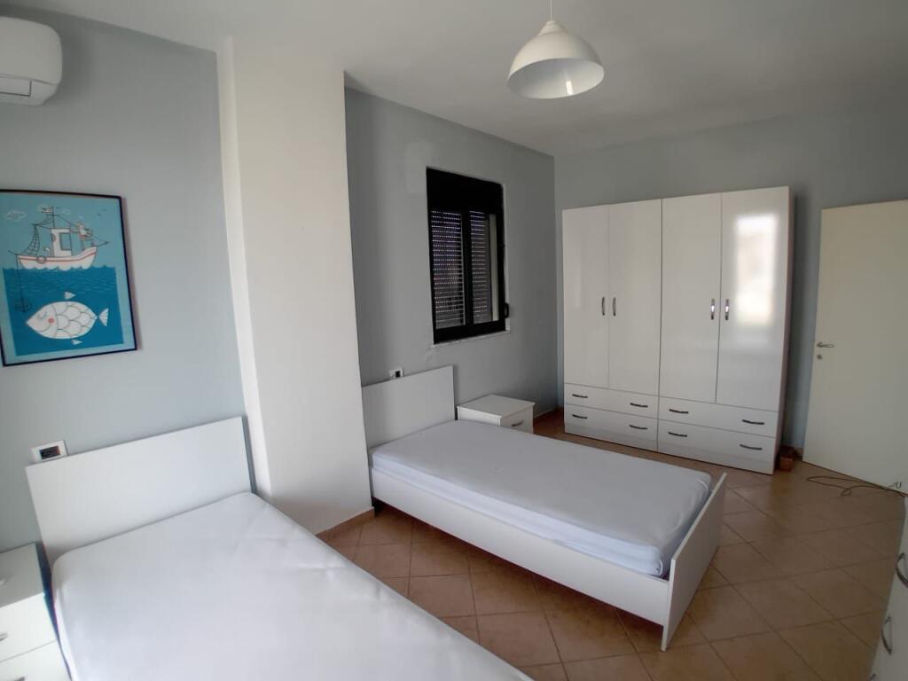 Jepet me qira apartament 2+1 ne plazh te rrote kuqe  