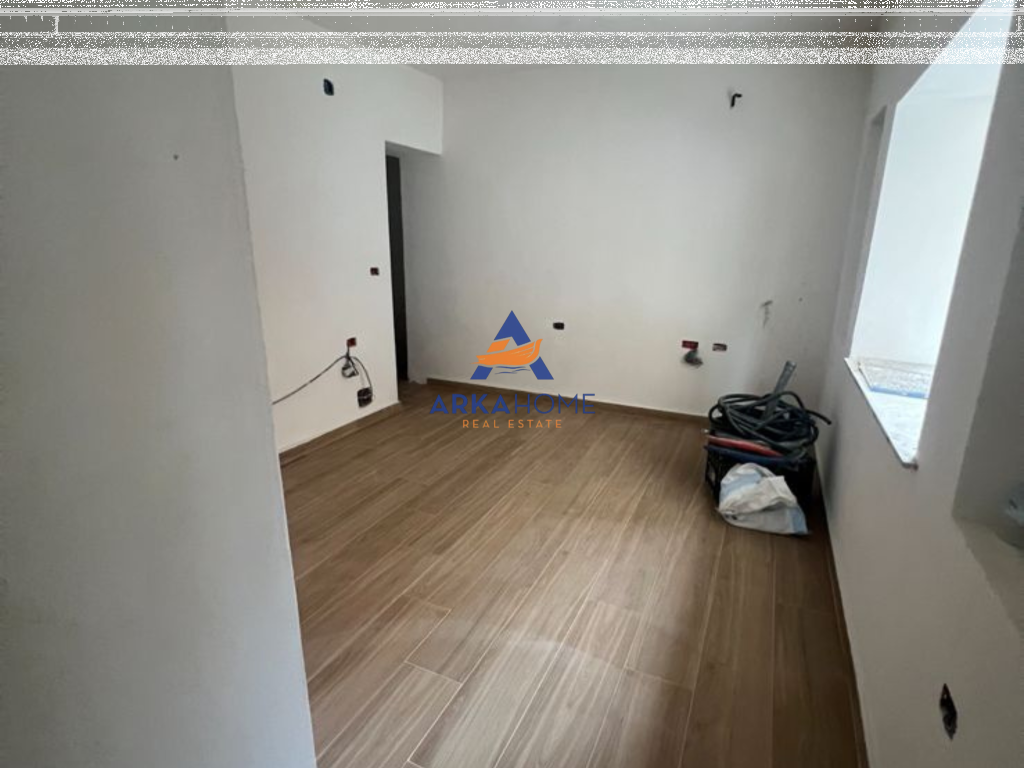 APARTAMENT ME QIRA 1+1+BALLKON "RRUGA KOSOVARËVE" • 70M2 • DHOMË GJUMI • DHOMË NGRËNIE &amp; KUZHINË • BANJO • BALLKON • KATI I 8-TË • ME ASANSER • ZONË E QETË BANIMI • MOBILIM I RI • ÇMIMI: 1,000 EURO • RRUGA KOSOVARËVE • KONTAKT:  J24