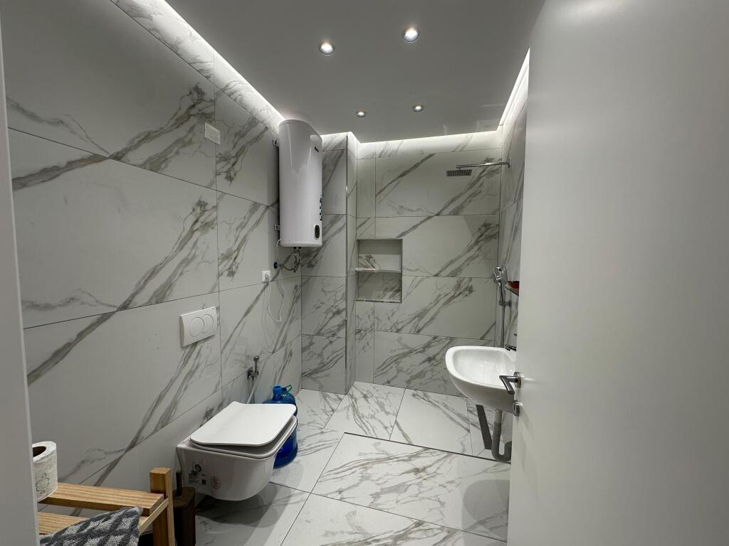 Zyre per qira tek lake view