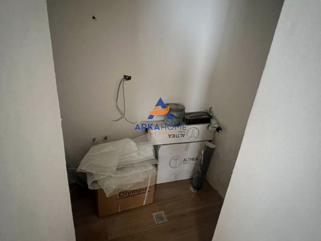 APARTAMENT ME QIRA 1+1+BALLKON "RRUGA KOSOVARËVE" • 70M2 • DHOMË GJUMI • DHOMË NGRËNIE &amp; KUZHINË • BANJO • BALLKON • KATI I 8-TË • ME ASANSER • ZONË E QETË BANIMI • MOBILIM I RI • ÇMIMI: 1,000 EURO • RRUGA KOSOVARËVE • KONTAKT:  J24
