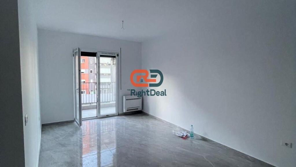 Tek Kompleksi Jolla Ne Astir, Jepet Me Qira Apartament 1+1, Per Banim Ose Per Zyra!!!