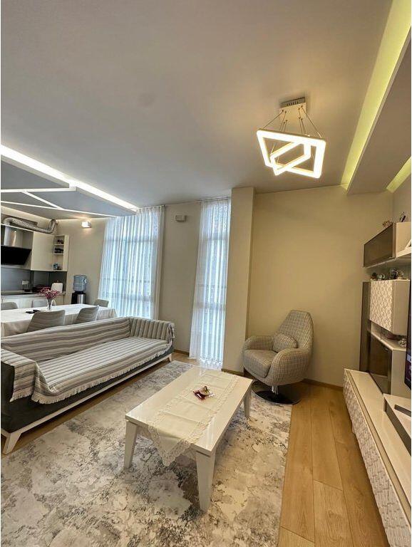 Disponiamo di un appartamento 2+1+2 in vendita, nel Complesso "Kika 2", Comune di Parigi, Tirana.