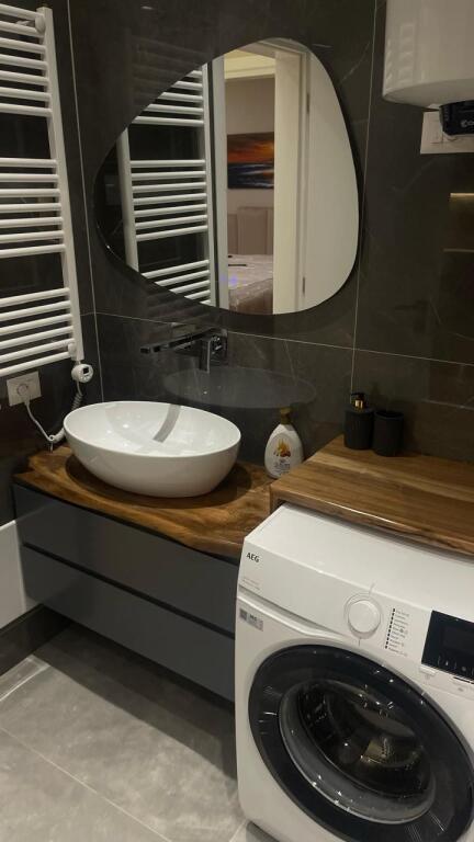 🏢Tek Liqeni i Thate,prane Bar Sereno jepet me qera apartament 2+1+2+post parkimi ,i sapo mobiluar 1,500 €