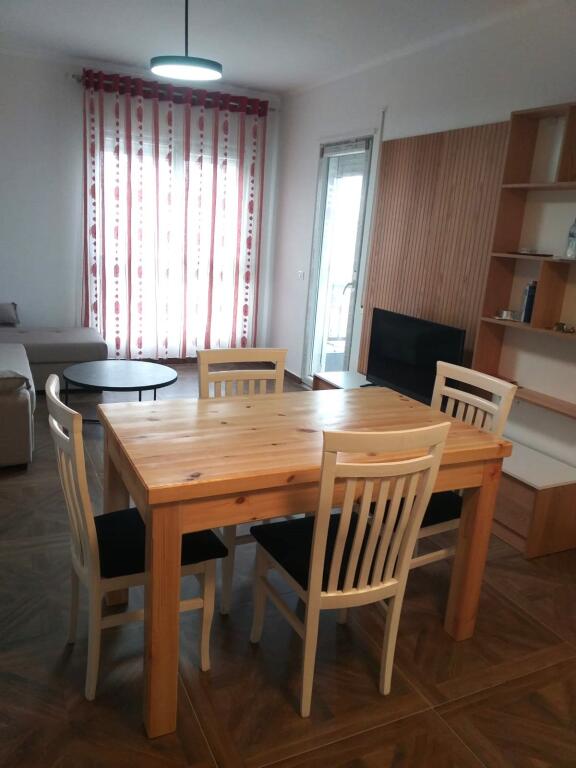 🏢In the 5 Maj area near the “Tirana Jone” School, a 1+1 furnished apartment is for rent. 45,000 Leke
