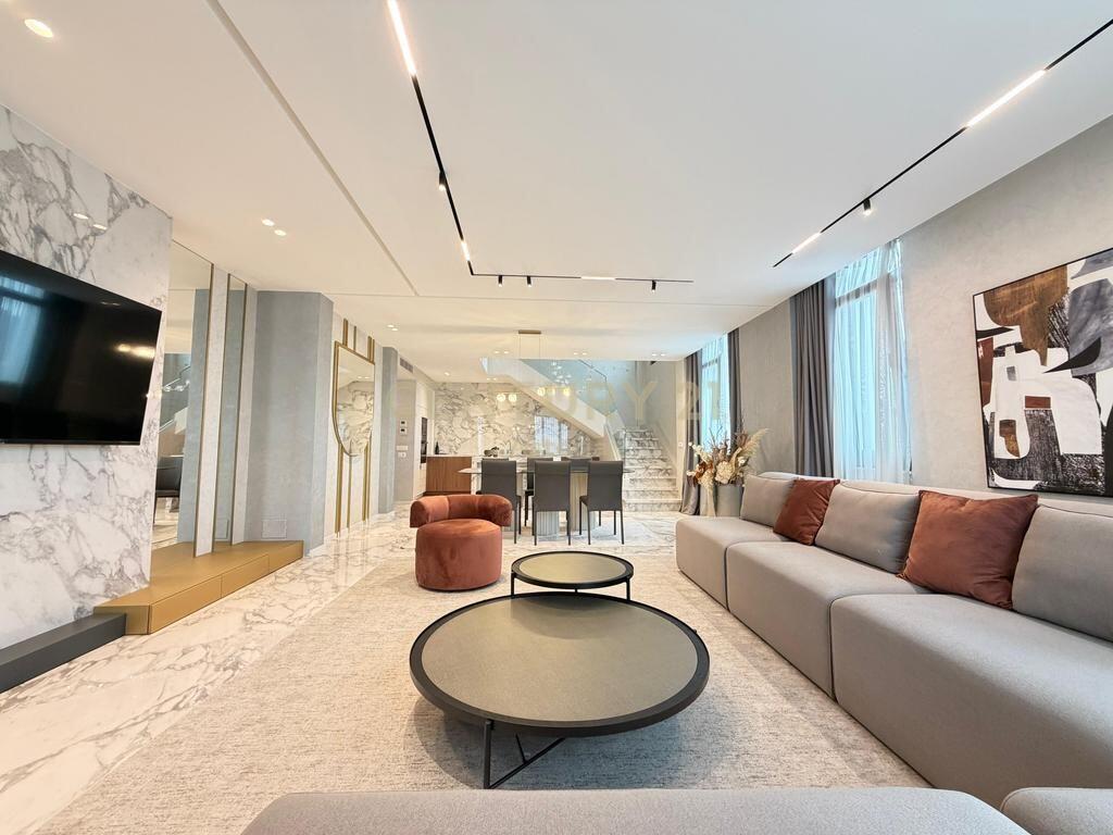 Duplex luksoz 221 m² + parkim te mbyllur te "Square 21", Tiranë
