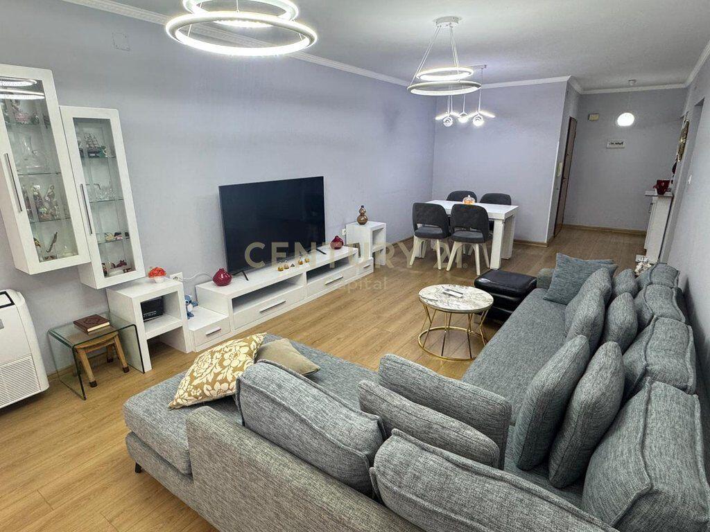 Jepet Me Qera Apartament 2+1+2 në Laprakë, Tiranë