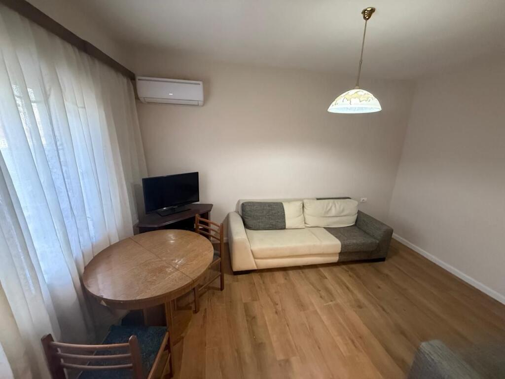 Jepet me qera 3+1 prane Ambasades Kineze