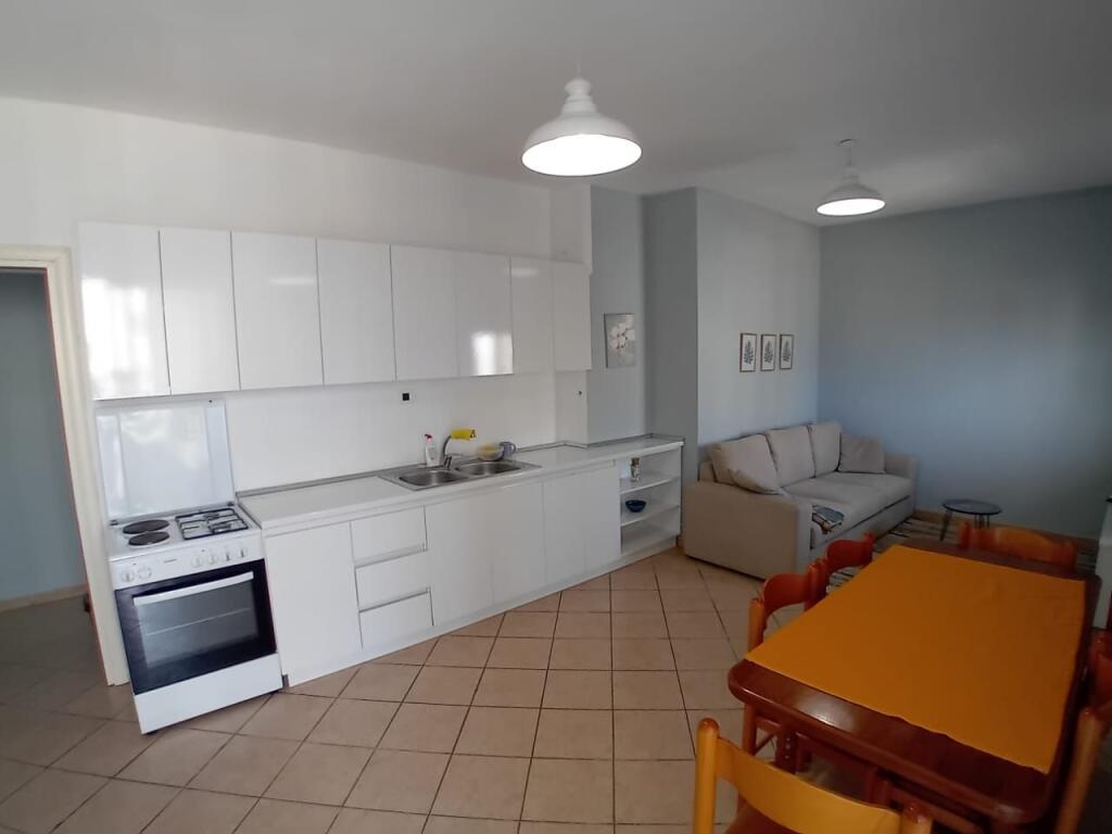 Jepet me qira apartament 2+1 ne plazh te rrote kuqe  