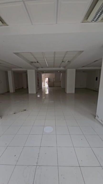 Vlora | Locale commerciale in affitto 500 m² – Facciata completamente in vetro &amp; posizione strategica!