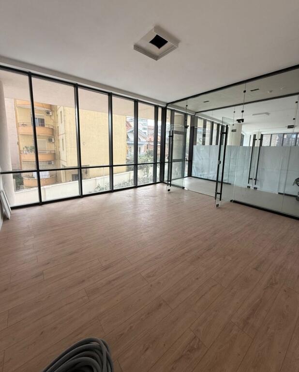 AMBIENT PER ZYRE ME QIRA TE MINE PEZA REZIDENCE