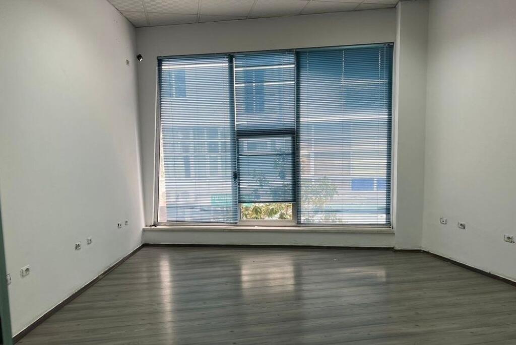 COMMERCIAL SPACE FOR RENT, PARIS COMMUNE!