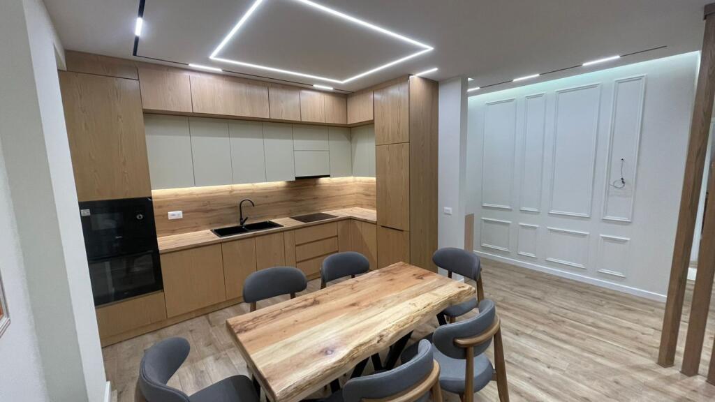 🏢Tek Liqeni i Thate,prane Bar Sereno jepet me qera apartament 2+1+2+post parkimi ,i sapo mobiluar 1,500 €