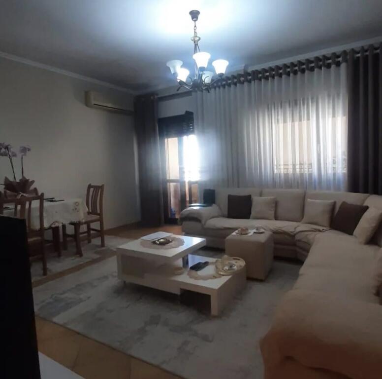 Jepet apartament 2+1+2 me qira tek Komuna e Parisit