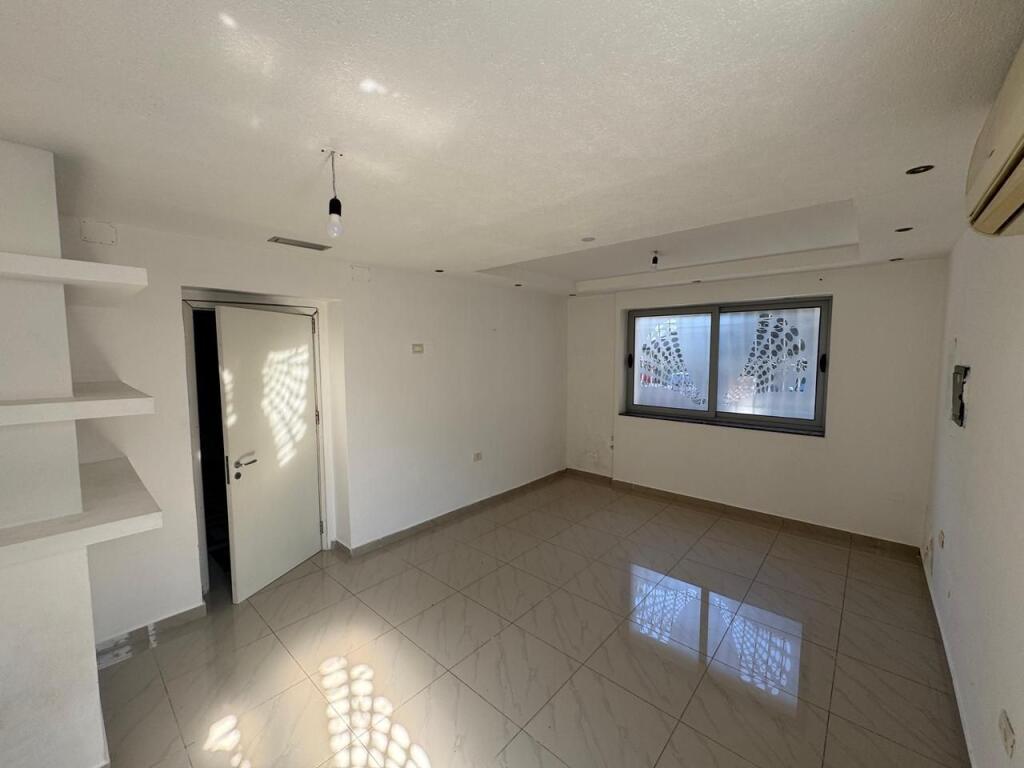 🏢 Zyrë me Qira – 3+1, Rruga Mine Peza, Tiranë