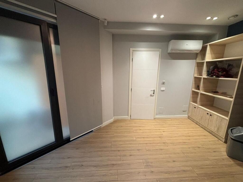 AFFITTASI Locale Commerciale  📍Centro, vicino al Liceo Sami Frasheri📐Sup: 315M2 Lordi 💶4000€ Netto 🏢Piano: 2 Nuovo edificio