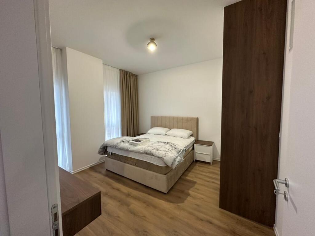 Apartament me qira – Qendra e Tiranës (Zogu i Zi) 2+1 | 77 m² | Kati 8 | Pallat i ri me ashensor E mobiluar plotësisht, jepet për herë të parë Vendndodhje perfekte pranë Ring Center  Çmimi: 1000€ / muaj Preferohen çifte