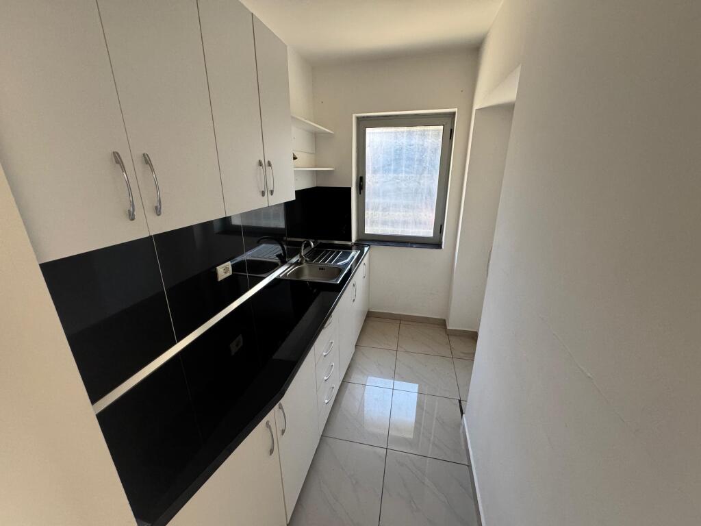 🏢 Zyrë me Qira – 3+1, Rruga Mine Peza, Tiranë